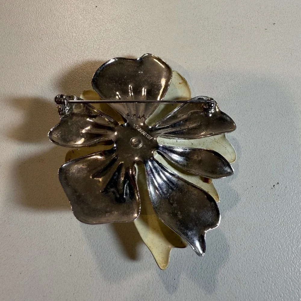 Vintage Sarah Coventry Flower Brooch Pin Floral White Bead Center Costume Jewelr